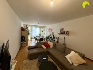 <p><span>In het centrum van Antwerpen, in de wijk Markgrave, vinden we dit 2 slaapkamer appartement met terras terug!</span></p><p><span> </span></p><p><span>We hebben van hieruit een goede verbinding met het openbaar vervoer alsook naar op- en afritten van autostrades.</span></p><p><span>In de nabijheid vinden we het Hof van Leysen, het Harmoniepark en leuke bars om gezellig te vertoeven.</span></p><p><span> </span></p><p><span>Indeling: </span></p><p><span>We nemen de trap of lift tot op de tweede verdieping. We betreden het appartement via een open inkomhal met een vestiairekast en een apart toilet met handenwasser.</span></p><p><span>De lichtrijke leefruimte (32m²) bevindt zich vooraan het appartement. De keuken is uitgerust als volgt: een kookvuur op gas met dampkap en een spoelbak. Andere toestellen dient u zelf te voorzien.</span></p><p><span>De slaapkamers (13m² en 9m²) bevinden zich achteraan het appartement en hebben beide toegang tot het terras (15m²). </span></p><p><span>De badkamer beschikt over een enkele lavabo en een bad met douchemogelijkheid. De aansluiting voor de wasmachine is hier aanwezig. </span></p><p><span> </span></p><p><span>Nuttige informatie:</span></p><ul><li><span>Gemeenschappelijke kosten: 95 euro (provisie water, minuterie, onderhoud van de gemeenschappelijke delen en lift).</span></li><li><span>Huurwaarborg: 3 maanden.</span></li><li><span>Plaatsbeschrijving: 225 euro per partij. </span></li><li><span>Beschikbaar: 1/11/2026</span></li><li><span>EPC: 149 kWh/m²</span></li></ul><p><span> </span></p><p><span>PLAN VANAF NU ZELF JOUW AFSPRAAK IN VIA ONZE ONLINE MODULE</span></p><p><span>Surf naar het betreffende eigendom op onze website <span>www.habicom.be</span></span><span> en klik vervolgens op de roze knop</span><span> 'PLAN EEN BEZOEK'.</span></p><p><span> </span></p><p><span> </span></p>