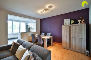 <p><span>Graag bieden wij u dit gezellig en instapklaar 1-slaapkamer appartement aan gelegen in een rustige en residentiële woonwijk nabij het centrum van Wilrijk. Inclusief een ruime kelderberging.</span></p><p><span>Het appartement is gelegen op de eerste verdieping van een klein gebouw met slechts 3 appartementen. Er zijn quasi geen vaste maandelijkse kosten te betalen!</span></p><p><span>Op wandelafstand vindt u de Bist waar u tal van winkels hebt, openbaar vervoer enzovoort. Ondanks de zeer rustige locatie vinden we in directe nabijheid verbindingswegen.</span></p><p><span> </span></p><p><span>Het appartement zelf beschikt overal over dubbele beglazing met pvc schrijnwerk. De individuele, centrale verwarming verloopt op gas (recente brander) en de elektriciteit is conform aan de voorschriften van het AREI.</span></p><p><span>Na controle werd het appartement als "asbestveilig" gecategoriseerd. Het gebouw zelf wordt goed onderhouden en het dak is reeds vernieuwd en extra geïsoleerd conform de huidige normen.</span></p><p><span> </span></p><p><span>Indeling:</span></p><p><span> </span></p><p><span>Centraal in het appartement vinden we de leefruimte op houten vloer.</span></p><p><span>Achteraan vinden we een ingerichte keuken voorzien van alle comfort. Ook de vernieuwde badkamer vinden we achteraan in het appartement.</span></p><p><span>Deze beschikt over een grote inloopdouche, een toilet en een badkamermueubel met dubbele lavabo en spiegelkast. Tevens is hier plaats voorzien voor was-en droogmachine.</span></p><p><span> </span></p><p><span>Aan de voorzijde van het gebouw is er een zeer ruime slaapkamer op vasttapijt. </span></p><p><span> </span></p><p><span>Inclusief een ruime kelderberging. Een fiets kan voor het gebouw vastgezet worden in een fietsenrek.</span></p><p><span> </span></p><p><span>Graag som ik voor u de troeven op van dit gezellig appartement in Wilrijk:</span></p><p><span> </span></p><ul><li><span>Rustige locatie, in directe nabijheid van openbaar vervoer, winkels, scholen, verbindingswegen, Bist, ...</span></li><li><span>Goed onderhouden gebouw: dak reeds voorzien van isolatie, geen aanstaande kosten.</span></li><li><span>Overal dubbele beglazing met pvc schrijnwerk, elektriciteit conform, asbestveilig</span></li><li><span>Quasi geen vaste kosten te betalen in het gebouw</span></li><li><span>Inclusief kelderberging</span></li></ul><p><span> </span></p><p><span>EPC 164 kWh/m² jaar (B-label)</span></p><p><span>P-score: D, G-score: C</span></p><p><span> </span></p><p><span>Voor een bezoek terplaatse bel 03/449.41.42 of mail hallo@habicom.be</span></p><p><span>Benieuwd naar de waarde van jouw woning?  Check het gratis op <span>www.watismijnhuiswaard.be</span></span><span> </span></p><p><span> </span></p>