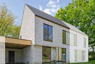In de Vlasschaard in Heule (Kortrijk) realiseert Dumobil in het nieuwbouwproject Lijsternest deze moderne halfopen nieuwbouw (lot 13) met zadeldak. Deze woning is reeds deels opgebouwd en kan bezichtigd worden.<br /><br />Je komt via de inkomhal binnen in een open leefruimte met aansluitend een kwalitatief ingerichte keuken mét eiland. Er zijn 3 slaapkamers en een vaste trap richting een extra zolderkamer. De badkamer heeft een dubbele wastafel, douche én bad. De toiletten zijn apart. Duurzaam uitgerust met een geothermische warmtepomp, vloerverwarming, zonnepanelen en een ventilatiesysteem type D. Aan de carport is een aangebouwde berging voorzien waar je doorheen kan lopen tot in de tuin. Alle vloeren zijn afgewerkt en de woning biedt een energiezuinig systeem voor zowel verwarming als koeling. Tot slot geniet je van een volledig aangelegde en omheinde voor- en achtertuin, klaar om meteen van te genieten.<br /><br />De woning wordt door ons na aankoop nog verder instapklaar afgewerkt naar jouw wens. Hier geniet je van de Dumobil-kwaliteit.<br /><br />Deze all-inprijs excl. kosten omvat een volledig afgewerkte, instapklare woning met álle voorzieningen en omgevingswerken inbegrepen. De totale kostprijs inclusief wettelijke kosten waaronder registratierechten, btw, notariskosten en aansluitingskosten kan je eenvoudig bekijken op onze <u><strong>website</strong>:</u> <u><strong>dumobil.be/nl/woonprojecten/projecten/lijsternest-heule-kortrijk</strong></u> En/of contacteer onze bouwadviseur Sam Borrey voor meer info: <strong>0483/21.01.33</strong> | <strong>sam@dumobil.be</strong>