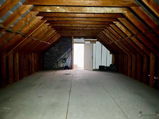 <p><span>Gebouw voor gemengd gebruik met handelsruimte, ruim atelier en woonst in het centrum van Hamme</span></p><p><span>In het centrum van Hamme bevindt zich dit </span><span>gebouw voor gemengd gebruik</span><span>, waarbij een handelsgedeelte en een ruim atelier worden gecombineerd met een volwaardige woonst op de bovenverdieping. Een interessante indeling voor wie </span><span>wonen en werken op één locatie</span><span> wil samenbrengen.</span></p><p><span>Op het </span><span>gelijkvloers</span><span> bevindt zich vooraan de winkel- of handelsruimte, met aansluitend een </span><span>ruim atelier</span><span>. Deze ruimtes bieden verschillende mogelijkheden voor een zelfstandige activiteit, handelszaak of andere professionele invulling.</span></p><p><span>Verder beschikt het gelijkvloers over een keuken, een apart toilet en een bureau. Dit bureau kan, afhankelijk van de gewenste invulling, ook als extra kamer worden gebruikt.</span></p><p><span>Achteraan het gebouw is er mogelijkheid om extra parkeerplaats te voorzien voor het handelsgedeelte.</span></p><p><span>De </span><span>eerste verdieping</span><span> vormt het woongedeelte van het pand. Hier bevindt zich een ruime en lichtrijke leefruimte met grote raampartijen, die rechtstreeks aansluit op de open keuken.</span></p><p><span>Op dezelfde verdieping bevinden zich </span><span>twee ruime slaapkamers</span><span>, een badkamer en een afzonderlijke douchekamer. </span></p><p><span>Achteraan is er een </span><span>compacte buitenruimte</span><span>.</span></p><p><span>Ook de </span><span>ruime zolderverdieping</span><span> biedt bijkomend potentieel. Mits de nodige inrichting kunnen hier nog </span><span>twee extra slaapkamers</span><span> worden gecreëerd.</span></p><p><span>Bij deze eigendom hoort nog een aparte garage die gelegen is op de aanpalende eigendom.</span></p><p><span>Troeven:</span></p><ul><li><span>Gebouw voor gemengd gebruik</span></li><li><span>Centrale ligging in Hamme</span></li><li><span>Winkel- of handelsruimte op het gelijkvloers</span></li><li><span>Ruim atelier</span></li><li><span>Mogelijkheid om wonen en werken te combineren</span></li><li><span>extra keuken, toilet en bureau op het gelijkvloers</span></li><li><span>Voldoende parkeergelegenheid aan achterkant van gebouw</span></li><li><span>Volwaardig woongedeelte op de eerste verdieping</span></li><li><span>Ruime, lichtrijke leefruimte met open keuken</span></li><li><span>2 ruime slaapkamers</span></li><li><span>Badkamer en aparte douchekamer</span></li><li><span>Ruime zolder met mogelijkheid tot 2 bijkomende slaapkamers</span></li><li><span>extra garage </span></li></ul><p><span>Een pand met een duidelijke combinatie van </span><span>professionele ruimte en privéwoonst</span><span>, geschikt voor wie zijn handels- of beroepsactiviteit graag dicht bij huis organiseert.</span></p><p><span>Interesse? Neem contact op voor meer informatie of plan een bezoek in.</span></p>