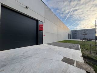 In een goed bereikbare bedrijvenzone te Oostkamp bevindt zich deze instapklare nieuwbouw KMO-unit van 312,55 m². De unit biedt een praktische...