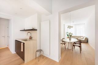 Wonen op het Zuid is fantastisch, maar wonen in een recent gerenoveerd gelijkvloers appartement mét verschillende buitenruimtes aan de Marnixplaats? Dat is pas echt een unicum. In de Scheldestraat wacht deze royale woonst op een nieuwe bewoner die houdt van ruimte en de bruisende stadsenergie van Antwerpen-Zuid.<br /><br />Zodra je de grote leefruimte binnenstapt, voel je meteen de enorme ruimte en de kwalitatieve afwerking. De open keuken is een droom voor elke hobbykok: volledig uitgerust met alle moderne toestellen en direct aansluitend op een van de gezellige buitenruimtes. Ideaal om tijdens het koken de deur open te gooien en te genieten van de frisse lucht. Verder beschikt het appartement over een aparte wasplaats en een gastentoilet, zodat alles praktisch geregeld is.<br /><br />Het appartement telt maar liefst drie slaapkamers. Eén van de slaapkamers beschikt over een eigen badkamer met inloopdouche en dubbele lavabo. Voor de overige kamers is er een tweede, ruime badkamer voorzien van een dubbele lavabo, toilet en een royale inloopdouche. Geen ochtendstress hier dus!<br /><br />De absolute kers op de taart zijn de verschillende buitenruimtes waar je in alle privacy kunt ontspannen. Ook aan comfort geen gebrek: er is een gemeenschappelijke fietsenberging en een private kelderberging aanwezig. En voor wie de auto liever veilig binnen zet: er is een afgesloten garagebox in het gebouw aanwezig die apart mee aangekocht kan worden – een zeldzame luxe op deze locatie!<br /><br />Klaar om dit unieke gelijkvloers op het Zuid zelf te ontdekken?<br />Maak snel een afspraak via info@goose.be of bel naar 03 369 36 38.