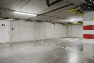 Place de parking souterraine à louer dans la Rijselsestraat à Courtrai. Dans l'ensemble :- parking fermé- très spacieux- au Grote Markt de...