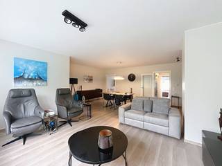 Dit appartement met 2 slaapkamers en 2 badkamers is gelegen aan de Maria Van Bourgondiëlaan te Brugge. Hier geniet je van het beste van twee werelden: een oase van rust tussen het water en het groen, gecombineerd met het comfort van ruim wonen en de stad op wandelafstand.<br /><br />De ruime leefruimte heeft een heerlijke lichtinval en biedt een prachtig zicht op de groene omgeving. Bovendien bevinden zowel het bruisende historische centrum van Brugge als de belangrijkste invalswegen zich op een boogscheut.<br /><br />Een grote troef is de afgesloten garagebox, inbegrepen in de huurprijs.<br /><br />Indeling:<br />3°V: Inkomhal met apart toilet - woonkamer (37 m²) - keuken (8 m²) voorzien van keramisch kookplaat, dampkap, frigo, diepvries, vaatwasser, oven, aansluiting wasmachine en droogkast en voldoende kastruimte - berging (3 m²) - badkamer (4 m²) - badkamer (3 m²) - slaapkamer (15 m²) - slaapkamer (15 m²).<br /><br />Algemeen:<br />- Huurprijs: € 995,00/maand<br />- Een grote troef is de afgesloten garagebox, inbegrepen in de huurprijs.<br />- Profivisie gem. kosten: € 55,00/maand<br />- Onmiddellijk beschikbaar<br /><br />Wenst u meer info en/of een bezoek? Neem dan contact met ons op via onze website. We helpen u graag verder.<br /><br />De snelste manier om een bezoek te brengen aan dit pand? Vraag je bezoek aan via de roze knop op onze website (www.dewaele.com) en je wordt gecontacteerd door één van onze verhuurexperten.<br /><br />