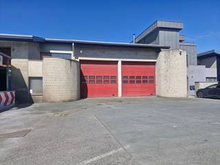 Een veelzijdig magazijn, ideaal gelegen in Braine-l'Alleud, met een totale oppervlakte van ± 180 m² en een plafondhoogte van 7 m, aangevuld met...