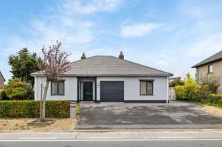 Ben je op zoek naar een instapklare woning met veel ruimte en luxe extra’s? Deze charmante bungalow in Sint-Pauwels biedt met haar 3...