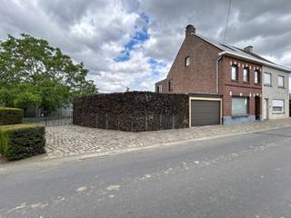 Energiezuinige halfopen bebouwing bestaande uit een inkomhal, gezellige leefruimte met eet- en zithoek en houtcassette, een ruime uitgeruste keuken met eetplaats, een eerste badkamer (ligbad, douche en lavabomeubel), een afzonderlijk toilet, een praktische was-/bergruimte, en een zonnige tuin met aangelegd terras, gemetste tuinberging van ca. 50 m² en drie overdekte autostaanplaatsen.<br /><br />Op de eerste verdieping bevinden zich drie slaapkamers, een berging, een tweede badkamer (douche, lavabo en toilet), en een vaste trap naar de tweede verdieping, waar een vierde slaapkamer is ingericht.<br /><br /><strong>Extra troeven:</strong>
<ul>
<li>Energiezuinig</li>
<li>Voorzien van zonnepanelen met groenestroomcertificaten ter waarde van 350 €/1000kwh</li>
<li>Zonneboiler</li>
<li>Airco's</li>
<li>Droge kelder</li>
<li>Afgesloten tuin met overdekte carports</li>
<li>Vlotte verbinding met in- en uitvalswegen</li>
<li>Rustige, landelijke ligging</li>
<li>Instapklaar!</li>
</ul>
<br />Deze woning is te koop ZONDER makelaar via het concept van Smart Houses! Wenst U verdere inlichtingen of bezoek? Contacteer rechtstreeks de eigenaar via <strong>0494/72.27.08</strong>
