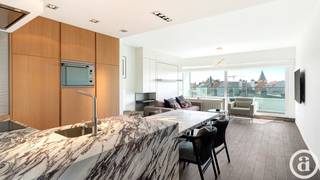 <p><span>Discover this beautiful, move-in-ready apartment with luxurious finishes, ideally located between Van Bunnen Square and Lichttoren Square. Thanks to its central location, the beach, seafront promenade, shops, restaurants and charming terraces are all within walking distance.</span></p>
<p><span>The apartment comprises an elegant entrance hall with cloakroom and guest toilet, an open and fully equipped kitchen with a pleasant dining area, and a spacious, bright living room. Large windows provide an abundance of natural light and offer direct access to the south-facing terrace, where you can enjoy the sunshine in complete tranquillity.</span></p>
<p><span>The spacious master bedroom features built-in wardrobes and benefits from an adjoining, luxuriously finished shower room.</span></p>
<p><span>The residence was recently fully renovated, including the balconies and terraces, giving the building a modern and well-maintained appearance.</span></p>
<p><span>An ideal apartment for those looking for a second home or a comfortable pied-à-terre on the Belgian coast, with particular attention to location, quality finishes and living comfort.</span></p>