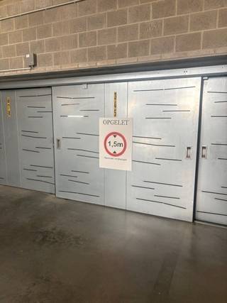 Opportunité unique : parking sécurisé, central et facile d'entretien à Ostende<br /><br />Au cœur animé du centre-ville d'Ostende, nous vous proposons ce box de stationnement exceptionnel, situé en position numéro 1 dans un système de parking automatisé moderne. Cette solution de stationnement couverte et fermée convient uniquement aux voitures particulières pesant jusqu'à 1500 kg.<br /><br />✅ Pourquoi choisir ce box de stationnement ?<br /><br />Emplacement de choix : En plein centre d'Ostende, à distance de marche des commerces, des restaurants, de la gare et de la digue.<br /><br />Système de parking automatisé : Premier de la file - entrée et sortie rapides, pas de manœuvres compliquées.<br /><br />Sécurité &amp; propreté : Accès fermé et sécurisé, infrastructure bien entretenue.<br /><br />Réservé aux voitures particulières : Pas de nuisance des gros véhicules - calme et ordre maximum.<br /><br />Que vous cherchiez un endroit sûr pour garer votre voiture ou un investissement intelligent avec potentiel locatif, ce box de stationnement vous offre confort, sécurité et avantage de localisation en un seul endroit.<br /><br />📞 Intéressé ? Contactez-nous dès aujourd'hui pour plus d'informations ou une visite.