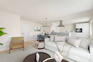 Residentie JUDO is een stijlvolle nieuwbouwresidentie gelegen in de Stationsstraat te Herzele. Het project omvat acht kwaliteitsvolle appartementen (91m² tot 137m²), waarvan zes ruime tweeslaapkamerappartementen en twee luxueuze duplexen. De residentie werd ontworpen met aandacht voor comfort, licht en moderne afwerking, waardoor elk appartement een aangename en energiezuinige woonervaring biedt.<br /><br />De appartementen beschikken over een praktische indeling met twee slaapkamers, een volledig uitgeruste badkamer en een leefruimte met open keuken. De duplexappartementen bieden extra ruimte met drie slaapkamers en twee toiletten, wat ze bijzonder geschikt maakt voor gezinnen of wie net dat tikkeltje meer comfort zoekt.<br /><br />Op het gelijkvloers genieten de bewoners van een privatieve tuin, terwijl de appartementen op de verdiepingen zijn uitgerust met een terras waar men in alle rust kan ontspannen. Daarnaast is er de mogelijkheid om een garage afzonderlijk bij aan te kopen, wat extra gemak en veiligheid biedt.<br /><br />Residentie JUDO bevindt zich op een uitstekende locatie in het centrum van Herzele, op wandelafstand van het station, winkels, scholen en openbaar vervoer. Via de provincieweg ben je met de wagen in een mum van tijd in de omliggende steden of op de oprit van de E40. Dankzij de centrale ligging en de vlotte verbindingen met omliggende steden combineert dit project rustig wonen met optimale bereikbaarheid.<br /><br />De opgegeven prijzen zijn exclusief kosten.<br />De aankoop kan, mits het voldoen aan de voorwaarden, genieten van het verlaagde btw-tarief van 6%.<br /><br />OOK voor bedrijven/investeerders die het pand aankopen voor verhuur (15 jaar)<br /><br />De oplevering wordt verwacht vanaf eind mei 2026.<br /><br />Ontdek jouw nieuwe thuis vandaag! Bel of mail onze makelaar Karolien voor meer informatie of een bezoek: 0489/52.28.36 - karoliensteppe@immoderas.be