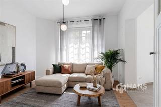 <p><span>Instapklaar appartement (73 m²) met 1 slaapkamer en tuin (17 m²) in Mortsel.</span></p><p><span>In een rustige eenrichtingsstraat in het centrum van Mortsel bevindt zich dit charmante appartement, dat deel uitmaakt van een karaktervol hoekgebouw met statige art deco-invloeden. Dankzij de centrale ligging woon je hier op wandelafstand van winkels, scholen en openbaar vervoer.</span></p><p><span>Het appartement is gelegen op de eerste verdieping van een kleinschalig gebouw met beperkte vaste kosten. Het dak is conform geïsoleerd en een extra troef is de privatieve inkomhal op het gelijkvloers, ideaal als praktische vestiaire voor jassen en schoenen.</span></p><p><span>Op de eerste verdieping loopt de gang centraal door het appartement en verbindt ze alle ruimtes. Verder beschikt het appartement over een aparte wc, een praktische berging/wasplaats en een verzorgd ingerichte badkamer (4 m²) met douchecabine en lavabomeubel.</span></p><p><span>De absolute blikvanger is zonder twijfel de lichtrijke leefruimte met open, volledig ingerichte keuken, goed voor een totale oppervlakte van 25 m². Dankzij de grote raampartijen geniet je hier van een aangename lichtinval en een gezellige sfeer. De volwaardige slaapkamer van 16 m² biedt voldoende ruimte en comfort.</span></p><p><span>De vaste kosten per maand bedragen €90 en omvatten privatief waterverbruik, syndicus, blokpolis & minuterie.</span></p><p><span>Tot slot beschik je nog over een privatieve kelderberging, een gemeenschappelijke overdekte fietsenstalling én een privatief stukje tuin van 17 m², een heerlijke extra om buiten te genieten.</span></p><p><span>Ben je op zoek naar een karaktervol en instapklaar appartement op een centrale locatie? Mis deze kans niet! Bewoonbare opp. 73 m² – ref.: bruto vloeropp. Voor meer info of een gratis schatting surf naar www.hansimmo.be</span></p><p><span> </span></p>