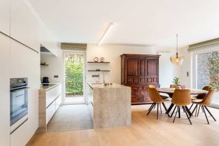 LocatieOp de Wijnegemsteenweg 68 in ’s-Gravenwezel, op een centrale ligging nabij winkels, scholen en openbaar vervoer, vinden we dit instapklaar...