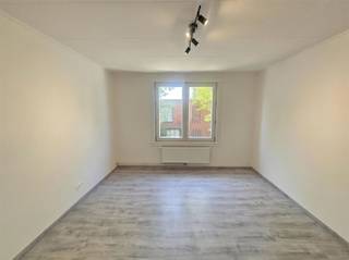<p><span>Instapklaar appartement met terras gelegen in een enkelrichtingsstraat op uitstekende locatie, vlakbij het centrum.</span></p><p><span>De ligging in Boechout is uitstekend, met gemakkelijke toegang tot scholen, winkels en openbaar vervoer. Dit appartement is perfect voor starters, koppels of iedereen die houdt van de voordelen van een instapklaar appartement in een aantrekkelijke buurt.</span></p><p><span>De indeling: </span><span><br />Het appartement beschikt over een leefruimte, volledig uitgeruste moderne keuken, stijlvol ingerichte badkamer, twee slaapkamers en een terras. <br />Er is een privatieve kelder en een gemeenschappelijke fietsenberging. De grote ramen bieden veel daglicht en creëren een uitnodigende, lichte sfeer in het hele appartement.</span></p><p><span>Pluspunten: </span><span><br />- Klein gebouw met twee appartementen. <br />- Elektriciteit conform <br />- Individuele meters voor elektriciteit en gas (CV op gas)<br />- Gunstig EPC<br />- Uitstekende ligging</span></p><p><span><br />- Opgenomen in het maatregelen register: Nee</span></p>