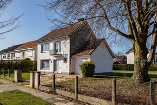 <p>Vous êtes à la recherche d’une maison prête à emménager avec 3 chambres et un magnifique jardin ? Alors cette maison 4 façades située sur un terrain de 9a 68ca vaut certainement le détour.<br /><br />Située Albert Heyrbautlaan 50 à Dilbeek, cette maison bénéficie d’un emplacement idéal. Toutes les facilités telles que les transports en commun, la gare, les écoles, les commerces ainsi que la réserve naturelle Wolfsputten se trouvent à distance de marche. De plus, vous rejoignez en voiture les accès au Ring en moins de 2 km.<br /><br /><strong>En résumé : l’emplacement idéal pour ceux qui souhaitent vivre au calme tout en restant facilement accessibles.</strong><br /><br /><span>Composition</span><br /><br />Nous entrons dans la maison par un hall d’entrée lumineux avec toilette invités séparée. Depuis ce hall, nous accédons au séjour chaleureux, qui bénéficie d’une belle luminosité naturelle grâce aux grandes fenêtres situées à l’avant et à l’arrière de la maison.<br /><br />La maison dispose également d’une cuisine rénovée et entièrement équipée, accompagnée d’un espace de rangement pratique. Dans le prolongement, nous trouvons le garage intégré, idéal pour charger et décharger facilement les courses.<br /><br />Au premier étage se trouvent 3 chambres (12 m² – 8 m² – 8 m²), un petit dressing ainsi qu’une salle de bains à rénover avec baignoire et lavabo simple. Le grenier entièrement isolé (33 m²) offre un espace de rangement supplémentaire et est idéal pour le stockage de matériel.<br /><br /><span>Atouts supplémentaires</span>: PEB favorable (C) - Possibilités d’extension - Allée de stationnement - Magnifique espace jardin<br /><br />Prêt à faire de cette maison votre nouveau chez-vous ?<br /><br /><strong>Contactez-nous via info@impromove.be ou au 02 887 80 56.</strong></p>