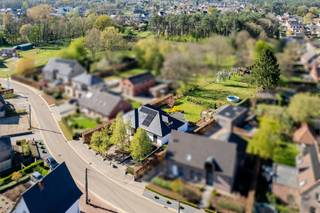 Ruime eengezinswoning op 23 are – 4 slpkKelderVolwaardige kelderverdieping met inpandige garage. Daarnaast bevindt zich hier een praktische wasruimte...