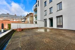 Ontdek dit centraal gelegen appartement in het centrum van Eeklo op de eerste verdieping, met een uitzonderlijk groot volume en een lichtrijke leefruimte die uitnodigt tot ontspannen.
De volledig ingerichte keuken sluit naadloos aan op de leefruimte en biedt toegang tot een ruime berging met wasplaats.
Er zijn twee grote tweepersoonsslaapkamers: één met ingemaakte kasten en directe toegang tot het zeer ruime zuid gerichte terras, de andere met een dressing en eveneens toegang tot het terras.
De badkamer is uitgerust met een dubbele lavabo, badkamermeubel, ligbad met douche en toilet. Daarnaast is er een apart gastentoilet met lavabo.
Gelegen op wandelafstand van het station, winkels, scholen en dienstencentra. Ideaal voor wie ruim, comfortabel en centraal wil wonen. Als kers op de taart kan er een inpandige garage* optioneel aangekocht worden. (info op kantoor).
Wenst u een bezoek te plannen? Neem dan contact met ons op via tel 09/336 16 15 of mail ons via info@vastgoedunicum.be, wij helpen u graag verder!
Virtuele rondleiding:
https://youtube.com/shorts/L-aRe08PbqE