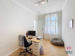 Trevi La Propriété vous propose ce magnifique duplex de prestige, entièrement rénové avec soin et offrant des finitions de qualité.Situé aux 2ᵉ et...