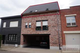 Nieuwbouwappartement met één slaapkamer te Herenthout. <br /><br />Dit appartement is gelegen op de tweede verdieping en bestaat uit een inkomhal met ingebouwde vestiairekast en gastentoilet, slaapkamer met badkamer ensuite (voorzien van douche, wastafel en aansluiting voor wasmachine), woonkamer met open keuken en ruim terras. Achteraan is er tevens (optioneel zonder bijkomende kosten) tuin en berging aanwezig. <br /><br />De huurprijs bedraagt 695 euro. <br />Alle verbruik is individueel. <br /><br />Het appartement is beschikbaar vanaf 1 mei 2026.<br /><br />De EPC-waarde bedraagt 131,92 kWh/m²jaar (Label B)<br />Meer info vindt u op www.debaco.be of bel ons op 014/73.77.77 voor een bezoek ter plaatse!