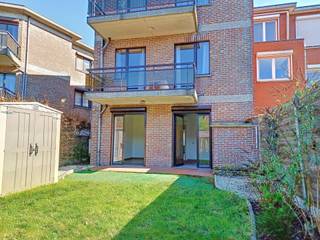 Gerenoveerd appartement met tuintje en garagebox. Schitterend gelegen op enkele stappen van winkels, openbaar vervoer, scholen en ongeveer 350 m van het station en het centrum.<br />Het gaat hier om een hoek-appartement wat extra veel lichtinval bezorgt. Voorzien van warmtepomp en elektrisch bedienbare rolluiken, alle verlichting en glasgordijnen. De indeling is als volgt: Inkom met gastentoilet, leefruimte, keuken met toestellen, berging/wasplaats, badkamer met inloopdouche en twee slaapkamers die toegang hebben tot het terras. Het terras en tuintje genieten de namiddag- en avondzon en beschikken over extra tuinberging. Een poortje achteraan geeft directe toegang tot de garagebox. Deze is inclusief de prijs. Geen gemeenschappelijke kosten. Het appartement is rolstoeltoegankelijk.