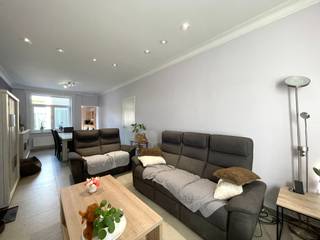 <p><strong>Instapkaart woning met 4 slaapkamers in Kortrijk</strong><br /><br />In Kortrijk bevind zich een instapklare woning met 4 slaapkamer, bureau ruimte en een grote polyvalente ruimte ideaal voor zelfstandigen als werkplek<br /><br /><strong>indeling</strong>: via de inkomhal kom je binnen in de ruime living met aanpalend de leefruimte voorzien centrale verwarming op mazout of gezellige pellets kachel <br /><br />daarnaast bevind zich een ruime keuken met vaatwasser, elektrische kookplaat, frigo en hete lucht oven. En droge kelder <br /><br />1ste badkamer voorzien van inloop douche, dubbele lavabo plaats, wasmachine, droogkast en apart toilet.<br /><br />naast de keuken ruime tuin met aanpalend ruime garage genoeg berging en achteraan de woning nog een polyvalente ruimte ideaal voor zelfstandigen die opslag/ werkruimte nodig hebben + isolatie voorzien.<br /><br />op de 1ste verdieping 4 ruime slaapkamers + bureau ruimte om te vormen tot mogelijke extra slaapkamer. Met daar achter nog berging </p>
<p>ook voorzien van 2de badkamer op de boven verdieping, dubbele lavabo, bad met massage jets <br /><br /><br /><strong>troeven:</strong></p>
<ul><li>instapklaar</li><li>conforme elektriciteit </li><li>zonnepanelen (20 stuks)</li><li>veel lichtinval</li><li>veel ruimte</li><li>polyvalente ruimte ideaal voor zelfstandigen of jonge spelende kinderen </li><li>scholen, parken, winkels op wandel afstand.</li></ul>
Dit is een vanafprijs.