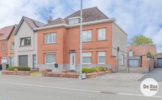 BURST - Deze te renoveren woning met bijgebouwen biedt u heel wat mogelijkheden. Alle voorzieningen zoals supermarkten, scholen, winkels, openbaar vervoer en het station zijn vlakbij. Daarnaast geniet deze woning een heel goede bereikbaarheid door de nabijheid van belangrijke invalswegen en de op- en afrit van de E40.<br /><br />Naar indeling toe bevindt zich op het gelijkvloers een ruime inkomhal, een bureau, een eetkamer, een woonkamer en een keuken. Op de eerste verdieping bevinden zich 3 ruime slaapkamers en een badkamer. De zolder, bereikbaar met een vaste trap, biedt nog veel mogelijkheden.<br /><br />De aangebouwde bijbouw biedt extra ruimte die uitstekend geschikt is voor uitbreiding of opslag.<br /><br />Mits de nodige verbouwingen is dit de ideale woonst voor eigen bewoning, werken, combinatie woon-en werk, zelfstandigen,... <br /><br />Kortom bent u opzoek naar een te renoveren woning op een uitstekende locatie met 3 slaapkamers en heel wat mogelijkheden? Aarzel dan niet en maak snel uw afspraak! Voor meer info of bezoek 053/60.65.60.