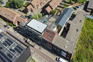 <p><strong>Energiezuinige nieuwbouw-studentenkamer – een slimme en toekomstgerichte investering</strong><br /><br />Investeer in zorgeloos rendement met deze moderne en energiezuinige nieuwbouw-studentenkamer, die uitblinkt door hoogwaardige afwerking, duurzame technieken en doordachte gemeenschappelijke faciliteiten.<br /><br />Het studentencomplex, met afzonderlijke toegang, bevindt zich op de tweede en derde verdieping van een kleinschalig appartementsgebouw, wat zorgt voor een rustige en veilige woonomgeving.<br /><br />Deze tweepersoonskamer wordt op plan verkocht en biedt een oppervlakte van 25 m², voorzien van een privébadkamer met lavabo, douche en toilet. Bewoners genieten van een volledig uitgeruste gemeenschappelijke keuken en eetruimte, inclusief wasmachine en droogkast, en een ruim gemeenschappelijk dakterras waar studenten kunnen ontspannen of samenkomen.<br /><br /><span>Bijzonderheden</span><br />Per kamer:<br />o Videofoon<br />o Toegangscontrole<br />o Zonnepanelen<br />o Airco (individueel)<br />o Led verlichting<br />o Terras<br />o Elektrisch gordijn<br />o Ventilatie systeem (type D normaal)<br /><br />Gemeenschappelijk:<br />o Keuken met eiland voor zien van:<br />- Microgolfoven<br />- Kookplaat + dampkap<br />- Afwasmachine<br />- Afsluitbare kast per kamer<br />- Grote ijskast + diepvriezer<br />o Brandcentrale<br />o Groot terras + tuinmeubelen<br /><br /><span>Extra troeven</span><br />✔ Aparte toegang exclusief voor studenten<br />✔ Fietsenstalling in de garage<br />✔ Groot gemeenschappelijk dakterras<br />✔ Energiezuinige technieken: warmtepomp (verwarming + luchtkoeling) en zonnepanelen<br />✔ Beveiligd complex met badgesysteem en video-parlofoon<br />✔ Instapklaar en volledig bemeubeld: bed, bureau en ruime kast inbegrepen<br /><br /><span>Financiële:</span><br />Opsplitsing: Grondwaarde €47.500 (12% registratierechten)<br />Constructiewaarde €167.500 (21% btw)<br /><br />Deze energiezuinige studentenkamer combineert comfort en functionaliteit met een hoge verhuurbaarheid en lage vaste kosten — ideaal voor investeerders die op zoek zijn naar een stabiel en toekomstgericht rendement in een groeiende studentenmarkt.<br /><br />Voor meer info en/of een bespreking neem contact met Sigalit via sigalit@reds.be of bel naar 0475668474</p>