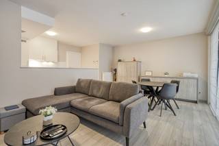 Ontdek dit instapklare en energiezuinige appartement met één slaapkamer en staanplaats, ideaal voor wie comfortabel en zorgeloos wil wonen. Het appartement beschikt over een lichtrijke leefruimte met aangename indeling, een moderne en volledig uitgeruste keuken, een ruime slaapkamer en een verzorgde badkamer.Dankzij de energiezuinige voorzieningen geniet u van een laag energieverbruik en optimaal wooncomfort. De staanplaats zorgt bovendien voor extra gemak en comfort.Gelegen op een gunstige locatie, in de nabijheid van winkels, openbaar vervoer en belangrijke invalswegen, combineert dit appartement een rustige woonomgeving met een uitstekende bereikbaarheid. Perfect als eigen woonst, startersappartement of interessante investering.