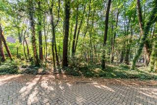 This beautifully located plot of 18a63ca offers a unique opportunity to realize your dream home. The terrain is situated in a quiet, green,...