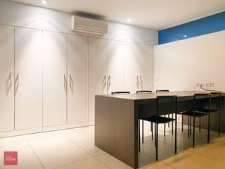 Heel goed gelegen handelspand / instapklare kantoren met private parking | BeverestraatWerkelijk instapklaar pand met ontvangstburelen, 2...