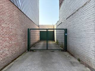 <p>Deze ruime binnen-autostaanplaats is te huur op een toplocatie, vlakbij de Markt van Deinze. <br />De staanplaats heeft een oppervlakte van 19 m² en is vlot toegankelijk via een praktische sectionale poort. <br />De poort heeft een hoogte van 2,20 meter en een breedte van 2,98 meter. </p><p>De staanplaats is ideaal voor het veilig en droog parkeren van uw wagen, motorfiets of kleine bestelwagen. <br />Dankzij de centrale ligging in het hart van Deinze geniet u van een uitstekende bereikbaarheid en bent u op wandelafstand van alle voorzieningen. </p><p>De maandelijkse huurprijs bedraagt € 65, met bijkomende gemeenschappelijke kosten van € 5.</p>