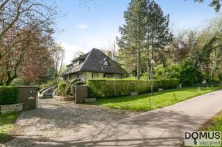 Deze statige villa is gelegen op het gegeerde grondgebied Meise, aan de rand van de Plantentuin van Meise en het exclusieve domein Bouchout...