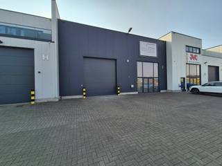 Het bedrijvencentrum "Bilzen Noord" is gelegen op het bedrijventerrein de Kielebergen en biedt een centrale ligging tussen de E313 en E314. Deze unit van 916m² is voorzien van sanitair en een alarmsysteem met camerabewaking.<br /><br />TECHNISCHE KENMERKEN:<br />- oppervlakte: 916m²<br />- vrije hoogte +6m<br />- gepolierde betonvloer<br />- sanitaire blok (2 toiletten en wasbak)<br />- buitenwanden: geïsoleerde betonplinten met geïsoleerde sandwichpanelen <br />- lichtstraat met RWA <br />- elektrisch bediende sectionaalpoort: 4m x 4,5m<br />- elektriciteit: 380V/63A<br />- LED verlichting<br />- alarmsysteem<br /><br />TROEVEN:<br />- centraal tussen E313 en E314<br />- mogelijkheid om een kantoor te voorzien<br />- mooie en moderne uitstraling van het park<br /><br />Ig - Vg - Gmo - Gvkr - Gvv<br /><br />Info: 011/39.90.50 of info@jansenrealestate.be