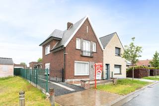 <p>Te koop: halfopen woning in de Zaubeekstraat, Zulte, gelegen in een rustige residentiële buurt.</p>
<p> </p>
<p>Deze woning uit 1969 biedt veel potentieel voor wie op zoek is naar een gezinswoning met ruimte en mogelijkheden. De zeer grote tuin is een absolute troef, ideaal voor buitenleven en ontspanning. Dankzij de goede ligging geniet u van een vlotte verbinding naar het centrum en E17, terwijl u toch in een rustige omgeving woont.</p>
<p> </p>
<p>Belangrijkste ruimtes:<br />• Woonkamer met plaats voor een gezellige zithoek en eethoek.<br />• Keuken met directe toegang tot de kelder.<br />• Drie slaapkamers, 2 grote.<br />• Badkamer met basisvoorzieningen.<br />• Inkomhal met toegang tot de living.<br />• Garage en staanplaats voor extra parkeermogelijkheden.<br />• Berging voor extra opslag.<br />• Grote tuin met veel mogelijkheden.</p>
<p> </p>
<p>Troeven:<br />• Zeer grote tuin.<br />• Woning met veel potentieel.<br />• Zeer goede ligging.</p>
<p> </p>
<p>Neem vandaag nog contact op met uw ERA-makelaar voor een bezoek.</p>
<p> </p>
<p>JOUW DROOMHUIS. ZO GEVONDEN!</p>