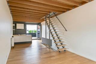 <p><strong>Gerenoveerd handelspand met bovengelegen duplex. Gelijkvloerse handelsruimte (50m²) met o.a. terras en kelder. Duplex (78 m²) met o.a. 1 ruime slpk, rustig zonneterras (zuid) en hoge plafonds. Elektriciteit conform. EPC handel label C + EPC duplex label C (208). Asbestveilig. 2 autostaanplaatsen optioneel bij aan te kopen aan 19.000 euro, toegankelijk via Collegestraat (hoek om). <br /></strong></p>
<p><strong>Zowel de handelsruimte als het duplexapp. zijn verhuurd aan respectievelijk 820 + 795 €/m (=€ 1.615). Deze huurprijs werd geïndexeerd en geeft een bruto rendement van 5,7%. € 19.380 (=€1.615 x 12m)/ €339.838 (€299.000 + €40.838 aankoopkosten) x 100 = 5,7%.<br /></strong></p>
<p><strong>In realiteit is één van de staplaatsen inbegrepen in het huurcontract van de duplex. (niet inbegrepen in rendementsberekening aangezien staplaatsen optioneel zijn aan te kopen).</strong></p>
<p><strong>Ligging:</strong><span> </span><span>Erg centrale ligging in hartje Herentals op wandelafstand van het station en openbaar vervoer en omringd door horeca- en winkelgelegenheden. Verder optimale ontsluiting naar omliggende dorpen/steden met vlotte verbinding via Ring naar E313. Commerciële ligging. <br /><br /><strong>Indeling: -1:</strong> kelderruimte (via winkel).<strong> 0:</strong> inkom, etalageruimte, winkel-en open atelierruimte. Toilet. Aparte inkom naar duplex.<strong> +1: </strong>leefruimte met open keuken, terras.<strong> +2: </strong>ruime slaapkamer. Douchekamer. Apart toilet. Wasruimte/wasplaats. <strong>Via Collegestraat</strong> toegang naar 2 autostaanplaatsen (optioneel)<br /><br /><strong>Beschrijving: </strong>Via een overdekte sas met langs weerzijden de vitrine betreedt je de winkelruimte voorzien van parketvloer. De ruimte beschikt over een aangename hoogte en trekt zowel langs het platte dak achteraan als langs de zuid-geörienteerde achtergevel veel licht naar binnen. Een zolderval geeft nog toegang tot een kelderruimte en het plafond is voorzien van spots. Verder is er nog een wastafel alsook een apart toilet en geniet je achteraan van een aangenaam terras. De overdekte sas vooraan geeft hiernaast ook toegang tot de private inkom van het duplex-appartement. Via de binnentrap betreed je meteen de leefruimte met open keuken. Hier werd net zoals op de dakverdieping de parktvloer doorgetrokken. Achteraan geniet je van een ruim zonneterras met een zuidelijke oriëntatie en opvallend weinig inkijk met ruim zicht. De open trap i/d leefruimte brengt je tot in de slaapverdieping. Deze werd volledig ingewerkt tot onder het dak waardoor van een erg ruimtegevoel geniet. Hier beschik je verder over een sanitaire hoek, waar de ruime wastafel voorzien werd in combinatie met ruimte voor wasmachine, alsook een apart toilet en aparte douche. <br /><br /><strong>Het gebouw werd grondig gerenoveerd ca. 2014. Zowel de volledige structuur (dak + gebinte, tussenvloeren, dakbedekking, onderdak,...) alsook energetische ingrepen (isolatie daken, deel v/d muren, verwarming,...) werden grondig doorgevoerd. </strong><br /><br /><strong>Vlak om de hoek v/d straat kan je bovendien nog het gebouw inrijden (Collegestraat) waar je nog toegang hebt tot 2 overdekte autostaanplaatsen. Dit geeft ook de mogelijkheid tot extra bergruimte. Deze zijn optioneel bij aan te kopen aan 19.000 euro. </strong><br /><br /><em>Bijzondere informatieplicht: in aanvraag </em></span></p>