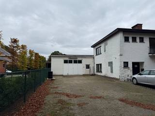 Goed gelegen bedrijfshal met bureauruimte te huur in Tessenderlo centrumDit pand is gelegen op de Processieweg, in het centrum van Tessenderlo. Er is...