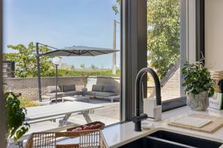 Dit unieke vastgoed, te koop in Wingene, combineert een bewoonbare oppervlakte van 268 m² met wooncomfort en een uitzicht over de achterliggende velden. Het perceel van 985 m² beschikt over een aangelegde tuin en zonnige terrassen. <br /><br />Deze hoogwaardig afgewerkte gezinswoning is de afgelopen jaren met zorg gemoderniseerd. De transformatie van de keuken en leefruimte zorgt ervoor dat de centrale ruimtes vandaag een moderne, uitnodigende sfeer uitstralen. Dankzij de indeling van het gelijkvloers is dit pand ideaal voor een vrij beroep of praktijk aan huis.<br /><br />Indeling:<br />Gelijkvloers:<br />- Inkomhal met, toegang tot wachtplaats met gastentoilet en de eerste slaapkamer of praktijkruimte (16 m²) met aansluitend eerste badkamer<br />- Woonkamer (60 m²)<br />- Moderne leefkeuken uitgerust met Miele-toestellen en een<br />directe verbinding met de tuin<br />- Praktische bergruimte met kwalititatieve ingemaakte kasten en aansluitingen voor wasmachine en droogkast.<br />- Droge en functionele kelderberging (11 m²)<br />- Inpandige garage (31 m²), een overdekte carport, tuinberging en aangelegde terrassen.<br /><br />Eerste verdieping:<br />- Drie volwaardige slaapkamers (15 m², 13 m² en 14 m²) voorzien van ingebouwde kasten.<br />- Vernieuwde badkamer met wastafel, douche en toilet.<br />- Vijfde en potentieel zesde slaapkamer, toegankelijk via een aparte trap vanuit de garage.<br />- Zolderruimte<br /><br />De woning is gelegen aan de Sarosweg, een rustige, doodlopende straat met slechts twee woningen, waaronder een charmante alpacaboerderij. Daarnaast bereikt u op minder dan een kwartier rijden bereikt u de oprit van de E40 in Aalter of Beernem. <br /><br /><br />Bestuursmaatregelen in het maatregelenregister: nee