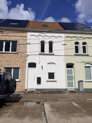 MAISON UNIFAMILIALE À RAFRAÎCHIR EN PROFONDEUR AVEC JARDIN. Cette habitation mitoyenne est construite en enfilade avec 3 autres maisons et se situe...