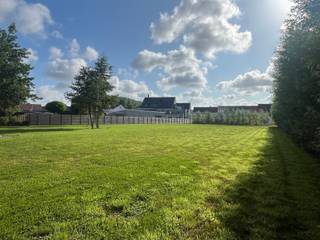 Bent u op zoek naar een plaats voor uw droomwoning op een locatie met grote tuin? Mis deze kans niet!Op dit ZUIDWEST GERICHT perceel bouwgrond kunt...