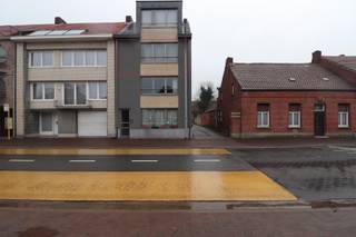 INDELINGInkomhal, woonkamer met toegang tot het terras achteraan, open keuken met formica aanbouwkeuken met spoeltafel met 1 spoelbak, keramische...
