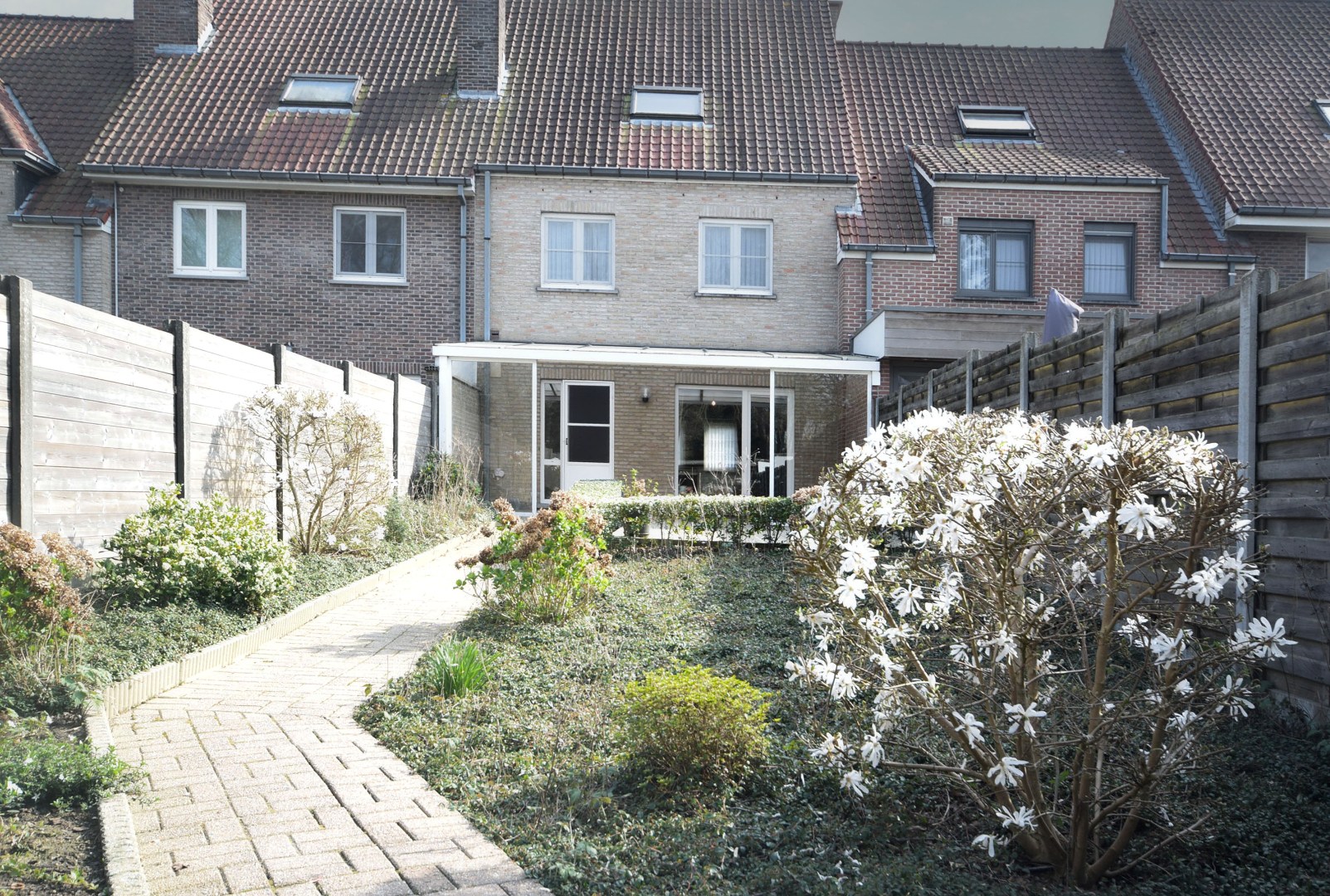 Charmante rijwoning met dubbele garage en ruime tuin in het centrum van Rumbeke - foto 2
