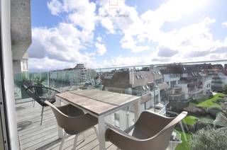 Magnifique mezzanine d'environ 215 m2 et d'une largeur de 6m80 dans la nouvelle résidence Hampton Beach, très bien située dans l'avenue des Anglais à proximité de la digue et du club de voile RBSC de Duinbergen.<br /><br />Aménagement au sixième étage : entrée avec toilettes pour invités, vestiaire et débarras. Espace de vie spacieux et avec une belle largeur, foyer au gaz ambiant, exceptionnellement éclairé par les grandes fenêtres de la mezzanine, s'ouvrant sur la terrasse orientée au sud avec une vue dégagée sur les villas. À l'arrière se trouve la grande cuisine ouverte équipée avec îlot centrale (plan de travail en pierre naturelle), une arrière cuisine et accès à la terrasse arrière.<br /><br />Au septième étage se trouvent les trois chambres spacieuses. La chambre principale avec salle de douche attenante, la chambre double des invités et la mezzanine verrouillable par une porte coulissante et équipée d'un dressing ouvert et d'une salle de douche séparée où il y a également un raccordement pour WM/DK. Dans le hall de nuit se trouve une troisième salle de bain, équipée d'une baignoire, de toilettes et d'un lavabo. Le septième étage est également accessible par l'ascenseur commun.<br /><br />La finition de cet appartement est de très haute qualité et les matériaux utilisés ont été soigneusement choisis pour s'intégrer parfaitement à l'intérieur exceptionnel. Par exemple, toutes les armoires sur mesure ont été fabriquées en bois de grange et le sol du salon a été recouvert d'un enduit à la chaux. La même finition a été poursuivie sur les escaliers menant à la mezzanine, de sorte que tout se fond dans un ensemble harmonieux qui apporte lumière et tranquillité. Le choix du verre solaire côté sud et des stores électriques a également été délibéré. L'étage supérieur est équipé de parquet et les salles de bains sont meublées en noyer et en chêne brut.<br /><br />Techniquement, ce bel appartement est équipé d'installations modernes et économes en énergie : des compteurs individuels (eau, gaz et électricité), un système de ventilation de type D avec système de gaines intégrées et une chaudière murale à gaz à condensation, commodément stockée dans le local technique. L'appartement est également équipé de l'air conditionné, contrôlable séparément par pièce.<br /><br />Une cave privée avec des crochets pour vélos appartient à cet appartement supérieur et il y a la possibilité d'acheter un garage box double (via l'ascenseur à voitures) dans l'immeuble. Contactez-nous au 050/760.760 pour toutes les informations et une visite sans engagement.