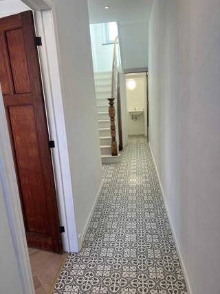 Ontdek deze charmante instapklare woning met 3 slaapkamers, gelegen op Stoopkensstraat 7 in Hoegaarden. De woning geniet van een uitstekende EPC-score A, wat duidt op een goede energiezuinigheid.<br /><br />Binnenin valt meteen de smaakvolle afwerking op. De hal wordt gesierd door een prachtige mozaïekvloer die een uniek karakter verleent. De trap, met zijn authentieke houten leuning, leidt naar de bovenverdiepingen. De badkamer is een ware wellnessruimte, uitgerust met een luxueus bad en een ruime inloopdouche, afgewerkt met marmerlook tegels en stijlvolle gouden accenten. De houten vloeren zorgen voor een warme en gezellige sfeer.<br /><br />De buitenkant van de woning, opgetrokken in een mix van rode en gele bakstenen, geeft het huis een tijdloze uitstraling. De grote ramen zorgen voor veel natuurlijk lichtinval in de leefruimtes. Dit is een instapklare woning waar u direct van kunt genieten.