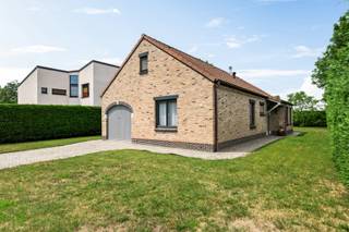 <h3>Rustig wonen in Heffen, met Mechelen dichtbij? Yes please. 😉</h3>
<p>Sommige woningen voelen gewoon meteen goed. <strong>Grote Mierenstraat 3 in Heffen</strong> is er zo eentje.</p>
<p>Hier woon je rustig en groen, op een fijne locatie in Heffen, terwijl je tegelijk op korte tijd in Mechelen bent en vlot de autostrade op kan. Ideaal dus als je graag thuiskomt in alle rust.</p>
<p>De woning zelf? Die is vooral<strong> praktisch</strong>. Alles wat je dagelijks nodig hebt, bevindt zich op het gelijkvloers. Je hebt er een lichtrijke leefruimte met open keuken, twee slaapkamers, een vernieuwde badkamer en een inpandige garage. Via het grote schuifraam stap je zo de tuin in.</p>
<p>En die tuin mag er zijn. <strong>753 m² volledig omheind perceel</strong>, mooi aangelegd en goed onderhouden, mét tuinhuis. Geen tuin waar je elke vrije minuut in moet steken, maar wel eentje waar je met plezier je stoel buitenzet.</p>
<p>Achteraan wacht bovendien nog een leuke verrassing: een <strong>zolder van ruim 40 m²</strong>. Vandaag vooral handig als bergruimte, maar mits de nodige inrichting kan je hier nog alle kanten uit. Een extra slaapkamer? Bureau? Hobbyruimte? Jij kiest.</p>
<p>Ook op technisch vlak zit je hier goed. De woning werd altijd met zorg onderhouden, beschikt over een <strong>gunstig EPC zonder renovatieplicht</strong>, conforme elektriciteit, is asbestveilig en heeft maar liefst <strong>20 zonnepanelen</strong>, inclusief groenestroomcertificaten tot 2030.</p>
<p>Kortom: een woning waar je <strong>zonder grote zorgen kan intrekken</strong>, maar die tegelijk nog genoeg ruimte laat om er helemaal je eigen plek van te maken.</p>
<p><strong>Grote Mierenstraat 3, Heffen. Rustig gelegen, praktisch ingericht en met verrassend veel mogelijkheden.<br />Interesse? Maak dan snel een afspraak via info@jamar.immo ‭03 435 31 33‬.<br /></strong></p>
<p><span>De volledige verslagen (EPC, elektrische keuring en asbestattest) vind je terug op </span><span>www.jamar.immo</span><span>.</span></p>
<p><strong><span>Stedenbouwkundige inlichtingen:</span></strong><span> Gvg, Gvv, Wg, Vkr, Gmo, niet gelegen in overstromingsgevoelig gebied, geen renovatieplicht.</span></p>