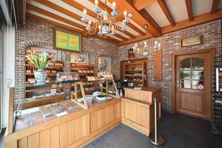 Ontdek deze unieke handelswoning, ideaal gelegen aan het Jan Palfijn ziekenhuis te Merksem. Dit pand biedt een fantastische gelegenheid voor ondernemers die op zoek zijn naar een veelzijdige ruimte met zowel commerciële als residentiële mogelijkheden. Dit centraal gelegen handelspand heeft de afgelopen 40 jaar dienst gedaan als bakkerij met woonst, een winkelruimte van 20m² en een atelier van 70m². Pluspunten: Dak recentelijk volledig vernieuwd - Voor leveringen is er een eenvoudige toegang via een servitudeweg via het naastgelegen gebouw. - centrale locatie met goede zichtbaarheid en bereikbaarheid. Meer informatie op: https://koosi.be/pand/laaglandlaan160_merksem/