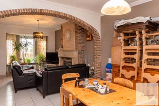 Bent u op zoek naar een ruime woning met tal van mogelijkheden? Deze gesloten bebouwing, centraal gelegen in Ursel, biedt een uitstekende basis voor wie zelf de handen uit de mouwen wil steken of op zoek is naar een interessante investering.<br /><br />De woning beschikt over vier volwaardige slaapkamers en een praktische indeling. Achteraan vindt u een koer waar u gezellig buiten kan zitten, evenals een handige werkruimte/berging. De tuin is bovendien bereikbaar via een zijliggende doorgang, waardoor u niet door de woning hoeft te gaan – een extra troef voor fietsen of tuinmateriaal.<br /><br />Daarnaast is er een zolder aanwezig met de mogelijkheid tot verdere inrichting, wat extra woonruimte kan creëren.<br /><br />De woning wordt momenteel verhuurd aan een correcte huurder, wat ze ook interessant maakt als opbrengsteigendom. <br />Uiteraard is ze eveneens geschikt voor eigen bewoning.<br /><br />Hou er rekening mee dat de woning nood heeft aan renovatiewerken om ze naar hedendaagse normen te brengen. Door de beperkte isolatie is de EPC-score momenteel hoog.<br /><br />Parkeren kan vlot in de straat.<br /><br />Indeling:<br />- Gelijkvloers:<br />Leefruimte, gesloten ingerichte keuken, apart toilet, slaapkamer/bureau, buitenberging, terras met tuintje<br />- Eerste verdieping:<br />Nachthal, 3 slaapkamers, badkamer<br />- 2de verdieping:<br />Zolder met mogelijkheid tot inrichten van 5de kamer<br /><br />Interesse in deze woning met potentieel? <br />Neem gerust contact op voor meer informatie of een bezoek!