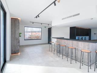 Deze bar van ca. 131 m² biedt de perfecte setting voor de spelers om te genieten van een verfrissend drankje met vrienden na een intensieve...