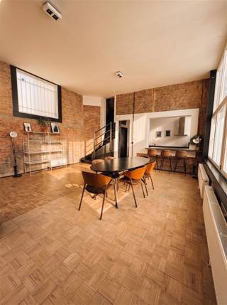 <p>Tussen de bomen in de Osystraat vind je de statige voordeur van een authentieke woning met 13 appartementen en 3 ateliers.</p><p><br />Heb je altijd gedroomd van een plek waar je kan werken, leven en creaties tot realiteit brengen in een atelier nabij het centrum van Antwerpen?<br />Dan hebben wij de kans met deze mooi gerenoveerde duplexloft welke de balans geeft van rauwe charme en modern comfort.</p><p><br />Reeds bij het binnenkomen in de traphal voel je het stoere karakter door de mooie zwarte smeedijzeren trap en het vele aanwezige metselwerk welke de authentieke ziel bewaren.</p><p><br />Eénmaal in de woonst valt de architectuur van de voormalige werkplaats onmiddellijk op door de hogere plafonds, grote raampartijen, aanwezige constructiebalken en de vele bakstenen muren.</p><p><br />Op het eerste niveau werd de ruimte mooi verdeeld in volgende ruimtes:<br />-Een ruime slaapkamer met grote ramen.<br />-Aansluitende badkamer met wastafel en douche<br />-Een prachtige grote leefruimte met uitzonderlijke raampartijen<br />-Centrale ingerichte keuken die de twee leefruimtes verbindt.<br />- De eetruimte is voorzien van heel veel daglicht verbonden met de keuken door een groot keukenblad<br />- Via een centrale trap kom je op het hogere niveau waar zich een tweede zeer ruime slaapkamer bevindt inclusief een prachtige badkamer met wastafel en douche.</p><p><br />Mis deze kans niet om een exceptioneel atelier als thuis te hebben voor al je dromen te realiseren. </p><p>Rechtstreeks van eigenaar te koop.<br />Bel ons gerust voor meer info en een bezoekje 0456 83 87 68</p><p><br /> </p>