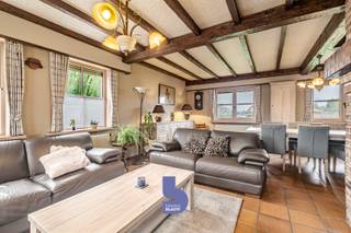 Ruimte, karakter, gezelligheid en een heerlijke tuin: dat zijn de kernwoorden die deze woning perfect omschrijven.<br /><br />Gelegen op een ruim perceel van maar liefst 830 m², beschikt de woning zowel binnen als buiten over heel wat ruimte. Aan de voorzijde is er een ruime oprit en een riante voortuin.<br />Bij het binnenkomen komen we in een ruime inkomhal met apart gastentoilet. De leefruimte vormt één groot geheel, maar wordt dankzij de L-vorm op een natuurlijke manier ingedeeld in een gezellige zithoek en een aparte eetruimte. Aansluitend bevindt zich de ruime keuken, die volledig is uitgerust en bovendien voldoende plaats biedt om gezellig te tafelen. Vanuit de keuken is er toegang tot een praktische berging en de ruime garage.<br /><br />Via zowel de keuken als de garage heb je rechtstreeks toegang tot de zonovergoten tuin met ruim terras. De tuin loopt nog een heel eind door en biedt daardoor bijzonder veel ruimte. Achteraan staat bovendien een ruim tuinhuis, ideaal als extra bergruimte of voor het uitoefenen van een hobby.<br /><br />Ook op de eerste verdieping staat ruimte centraal. Hier bevinden zich 3 ruime kamers, die uiteraard als slaapkamers kunnen worden ingericht, maar evengoed dienst kunnen doen als bureau, dressing, hobbyruimte of extra leefruimte. Jij bepaalt zelf hoe je deze ruimte benut.<br /><br />De badkamer beschikt over een ruim badkamermeubel, een aparte douche en een ligbad.<br /><br />Daarnaast beschikt de woning nog over een ruime zolder, ideaal om heel wat spullen op te bergen. Wie extra ruimte zoekt, heeft hier bovendien mogelijkheden om de zolder verder in te richten.<br />Een woning met ruimte, karakter en mogelijkheden, waar de authentieke charme centraal staat. Geen strakke nieuwbouw, maar een ruime woning met een eigen uitstraling, een groot perceel en vooral de vrijheid om er helemaal jouw thuis van te maken.