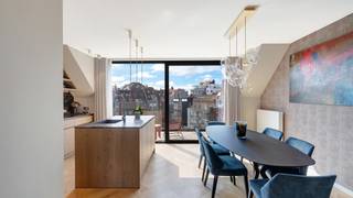 Exclusief te koop: Uitzonderlijk duplex penthouse van 125 m² in residentie William, een recent en stijlvol gebouw uit 2020, ideaal gelegen in...