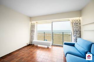 <p>Te koop: Studio met frontaal zeezicht.</p>
<p> </p>
<p>Studio op toplocatie aan de zeedijk met een adembenemend frontaal zeezicht en een uniek panoramisch uitzicht over de kust. Dankzij de grote raampartijen geniet u dagelijks van een maximale lichtinval en een schitterend zicht op zee. Deze eigendom is ideaal als tweede verblijf, investering of vaste woonst aan de kust. De centrale ligging biedt een vlotte bereikbaarheid en bevindt zich op wandelafstand van winkels, horeca en openbaar vervoer. Bovendien bestaat de mogelijkheid tot aankoop van een afgesloten garagebox onder het Europaplein, wat zorgt voor extra comfort en parkeergemak.</p>
<p> </p>
<p>Belangrijkste ruimtes:<br />• Living met grote ramen en directe toegang tot het terras, waardoor u optimaal van het zeezicht geniet.<br />• Keuken met basisvoorzieningen, praktisch ingedeeld.<br />• Badkamer met douche en toilet.<br />• Terras waar u ontspannen kunt zitten en de zee kunt bewonderen.</p>
<p> </p>
<p>Troeven:<br />• Frontaal zeezicht vanaf het terras en de living.<br />• Gelegen op de Zeedijk, nabij winkels en openbaar vervoer.<br />• Energiezuinig dankzij EPC-label B.</p>
<p> </p>
<p>Neem vandaag nog contact op met uw ERA-makelaar voor een bezoek.</p>
<p> </p>
<p>JOUW DROOMAPPARTEMENT. ZO GEVONDEN!</p>